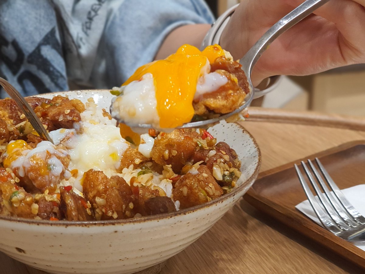 chillonofficial's tweet photo. ถ้าคุณรักหมูกรอบ 🥰
.
ข้าวหมูกรอบผัดพริกเกลือ และ ข้าวหมูกรอบคั่วไข่ Ekkamai Macchiato สาขา The Parq พระราม 4
.
@aroii #อร่อยบอกต่อ
#ChillOnline #ReviewChillStyle https://t.co/12jtfkxmd5
