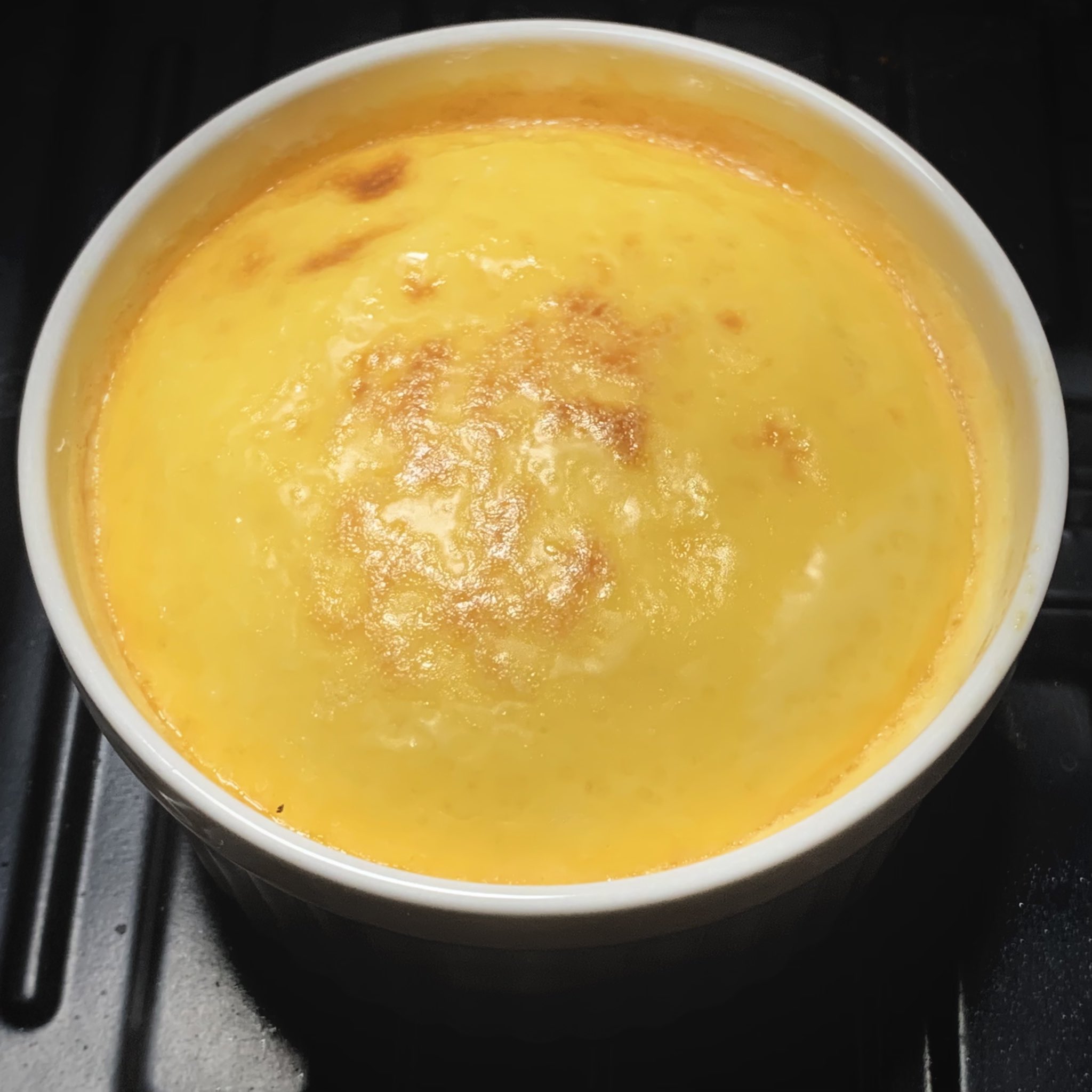 Zapa スロークッカーによるプリン作りは 最初少ない水で蒸気の力を使って蒸そうとしたら上の部分だけ固まるのが遅かったので プリン液の高さまで完全にお湯につけて湯煎することにした お湯の熱さで均一に熱が入るため スのないなめらかなプリンが作れる