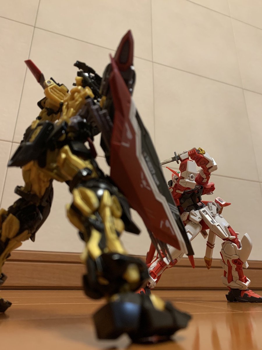 ASTRAYRED4's tweet photo. #GundamAstray
#RedvsGold
Gold Frame天(未完成)vs Red Frameの対峙シーンがやっと叶いました👏 https://t.co/W7zJFqu1VS