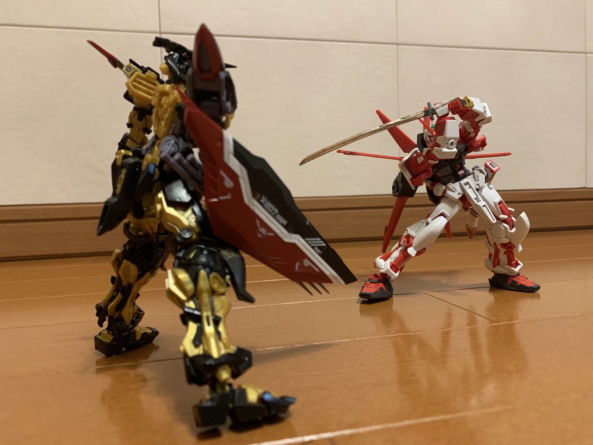 ASTRAYRED4's tweet photo. #GundamAstray
#RedvsGold
Gold Frame天(未完成)vs Red Frameの対峙シーンがやっと叶いました👏 https://t.co/W7zJFqu1VS