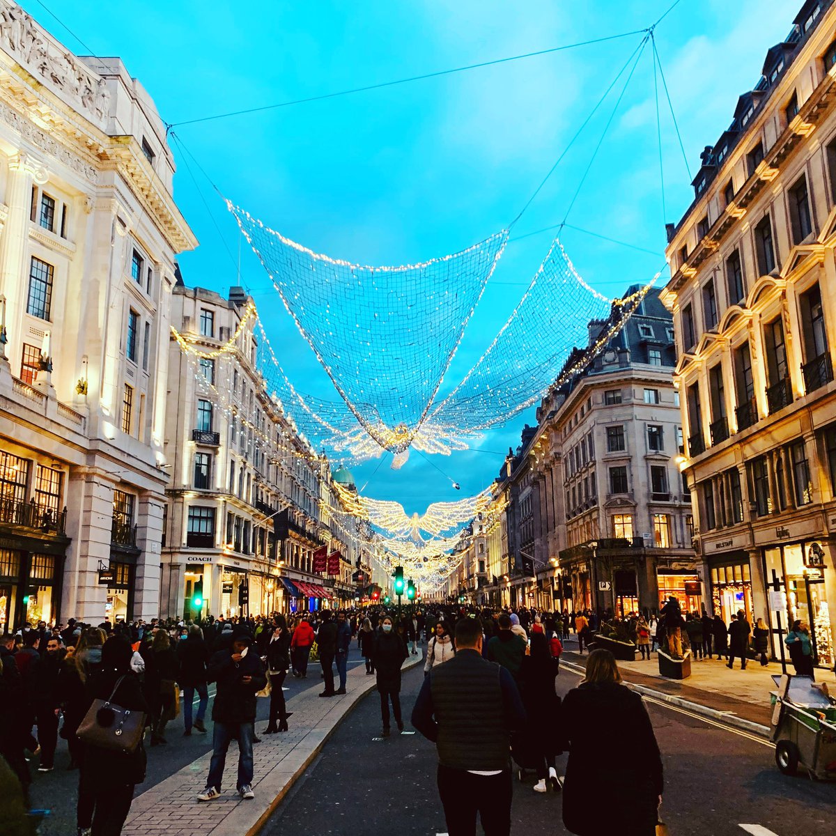 JakConsultancy's tweet photo. @SadiqKhan People are not following the rules. This was regent street yesterday. No retail shops have contact tracing, no temp checks, no social distancing, @HamleysOfficial for example, staff are not wearing masks, half the shoppers are not wearing masks. Crazy. Tier 3 coming. https://t.co/wg8EQf52BR