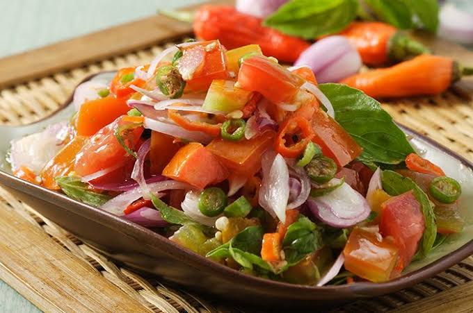 Makanya sambal dabu-dabu itu penuh warna... Gak meraaaah doang kayak sambalado tanak...... Keberagaman penuh warna itu kalau saling ngisi tetap nikmaaat sodaaaaraaa... 