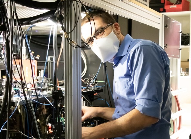 MCQST_cluster's tweet photo. Open door no. 11 to meet Sebastian Blatt @MPI_Quantum, who works on a new kind of #QuantumSimulator using ultracold strontium atoms in optical lattices. He also organizes the online @QuantumSeminar. Read the full story: https://t.co/CKh2hhcdNy #AdventCalendar https://t.co/is5Wz1XcXx