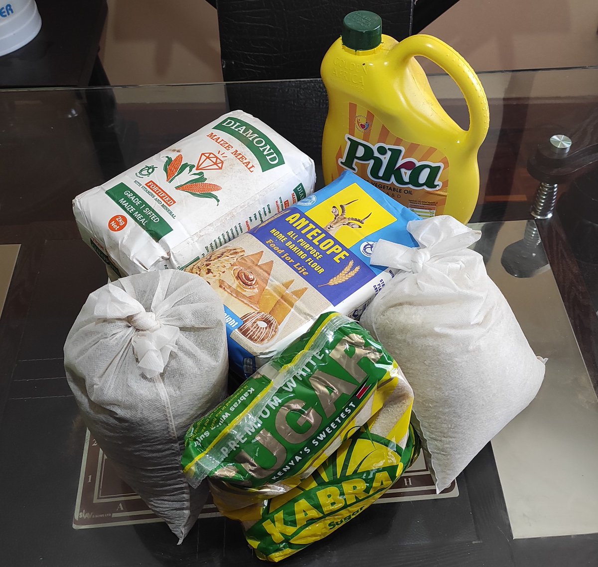 ovngani's tweet photo. Generosity is both giving and receiving. Today, my church, @mavunomashariki has given each congregant (each family), including my own, this care pack. I say thank you and may the almighty God continue to bless the entire #MavunoChurch family. https://t.co/hhxQZV7TIS