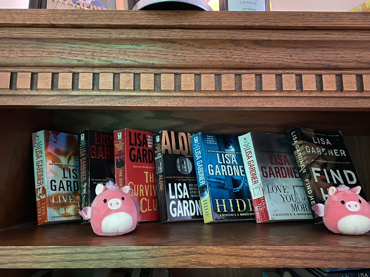 AshhNicoleeee's tweet photo. @LisaGardnerBks  we love a good presentation 🤩✨ https://t.co/T2FnjCJ4LJ