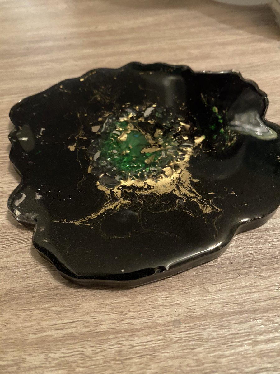 nicolerm09's tweet photo. This #ccdiy mold needs so much resin, but it’s worth it every time I unmold a coaster. Edges getting gilded later :D https://t.co/G2hCxGb7cN