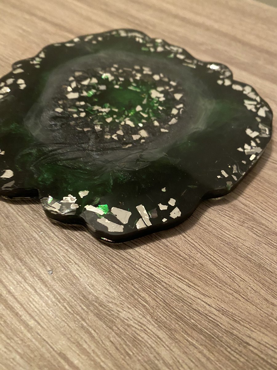 nicolerm09's tweet photo. This #ccdiy mold needs so much resin, but it’s worth it every time I unmold a coaster. Edges getting gilded later :D https://t.co/G2hCxGb7cN