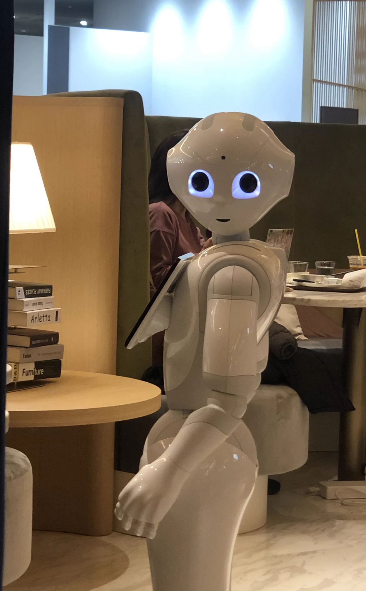 一席一台ペッパーくんが接客してくれるけど？隣の席のペッパーくんがこっち見てくるwww