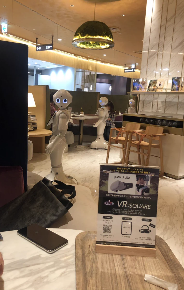 一席一台ペッパーくんが接客してくれるけど？隣の席のペッパーくんがこっち見てくるwww