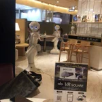 一席一台ペッパーくんが接客してくれるけど？隣の席のペッパーくんがこっち見てくる!