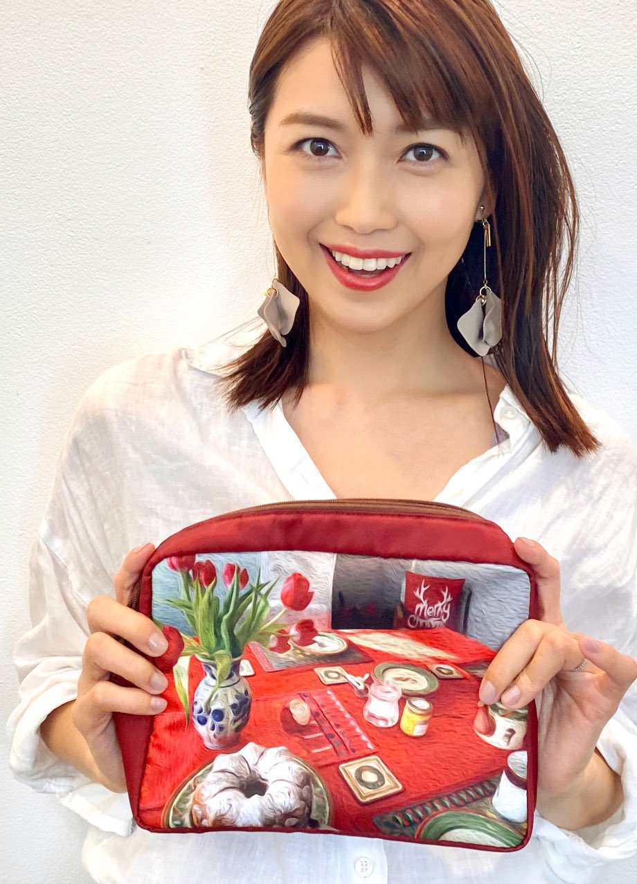 新妻聖子 本日16時より配信の 新妻聖子クリスマス ライブ ご参戦の皆さま準備はokですか T Co Fyrriuqtyh 素敵なグッズも出来ました ポーチはいつぞやの実家のクリスマステーブル写真を転写して グラフィックにしたものなんです Fnsの日に