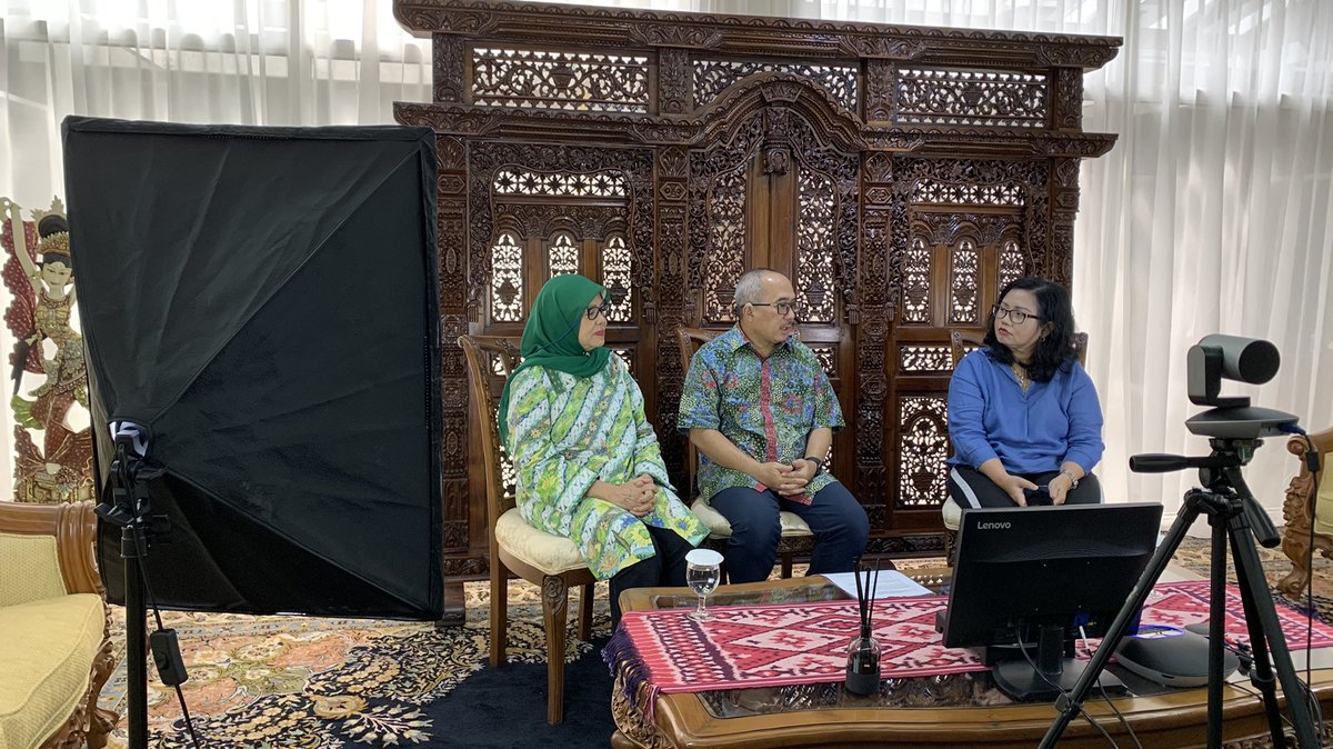 DubesRI_SG's tweet image. Belakang layar, “Duta Besar &amp;amp; Ibu menyapa”. Di berbagai platform @kbrisingapura 
.
.
#kbri #kbrisingapura #IniDiplomasi #zoom #facebook #twitter #youtube