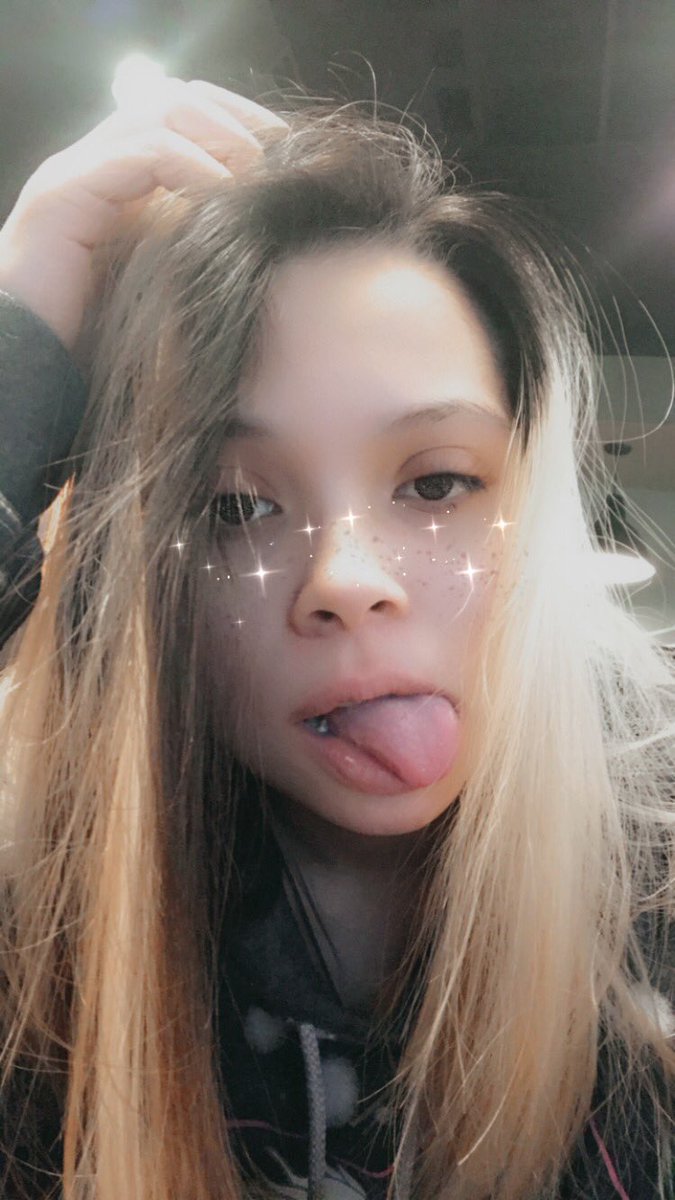 Kit_Hub9's tweet photo. Idk what to post I here’s a selfie I took while eating lunch as qdobas #qdobas  #yikes #bleh #ew https://t.co/otrGwUnV3E