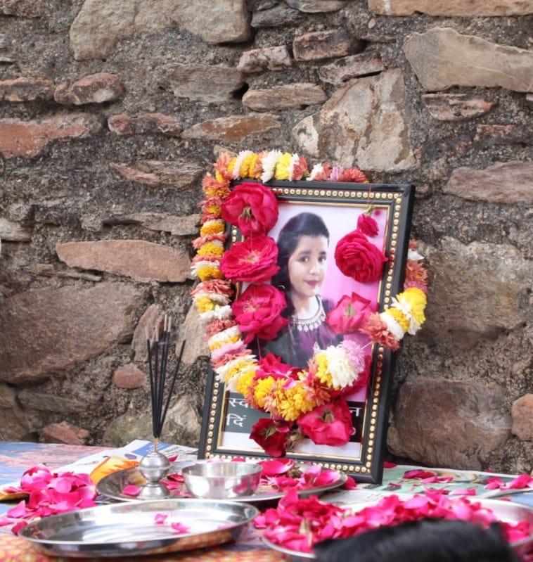 AshokChandnaINC's tweet photo. नैनवा में दो दिन पहले सड़क दुर्घटना में हुई बालिका की मृत्यु पर आज उनके आवास पर पहुँचकर श्रद्धांजलि अर्पित की।
परिवारजनों को भरोसा दिलाया कि इस दु:ख की घड़ी में हम आपके साथ हैं साथ ही मुख्यमंत्री राहत कोष से 1 लाख रुपये की आर्थिक सहायता दी। https://t.co/k5wwdMPaMT