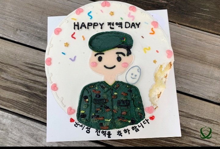 jiroong_'s tweet photo. 뽀둥이 더 뽀둥해져서 왔네ㅜㅜㅜ 머리를 깎아도 예뿌네ㅠㅠㅠ 오랜만에 보니까 더 예뻐ㅠㅠㅠㅠㅠ 사람인가ㅠㅠㅠ 근데 하필 이제 나는 곧 고3이고 나는 하필 지금 시험 5일 전이고... ㅎㅎ 그래도 우리 밥알 대장 전역 축하!!!🥳🥳🥳🥳
케이크 지금 다시 보니까 눈위 점까지... 정말 세심한 팀윤.... https://t.co/dw1AWoVGzZ