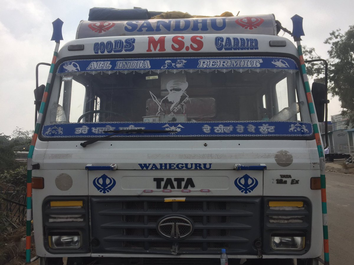 PunYaab's tweet photo. Delhi brought barricades in a truck which has Bhindranwale’s poster on it.
Paradox. https://t.co/oYslLaAdHE