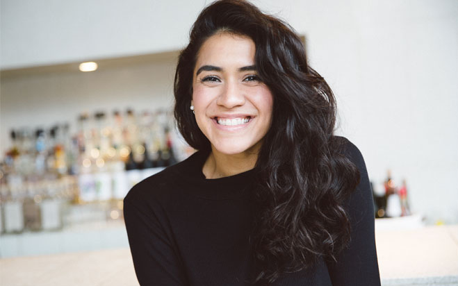 jacqueline18022's tweet photo. ELLE SE NOM EST DANIELA SOTO INNES, ELLE A 29 ANS, EST DE MEXICO CITY, EST UN CHEF, A DE LONGS CHEVEUX NOIRS, EST Svelte, TALL, commence ses études culinaires au Cordon Bleu des Arts Culinaires à Austin, a réussi à grimper au numéro 25 des 50 meilleurs restaurants du monde https://t.co/uDldHo4Grw