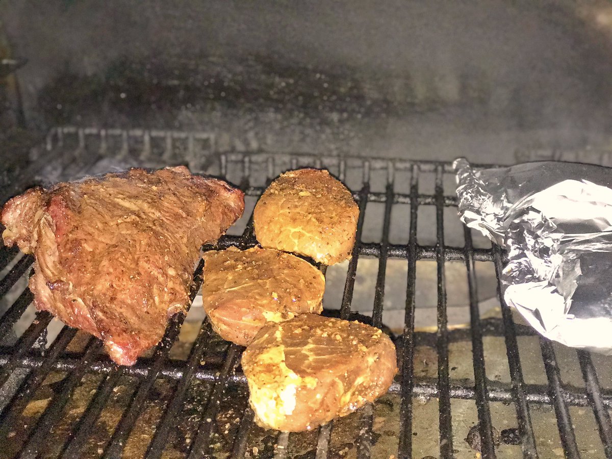 TeamLintner's tweet photo. Tonight was delicious 😋 #triptip #filet #buttergarlicbread #traegergrills 🧈🧄🥖🥩
Might have salad too😉 https://t.co/Hz6txEoJgC