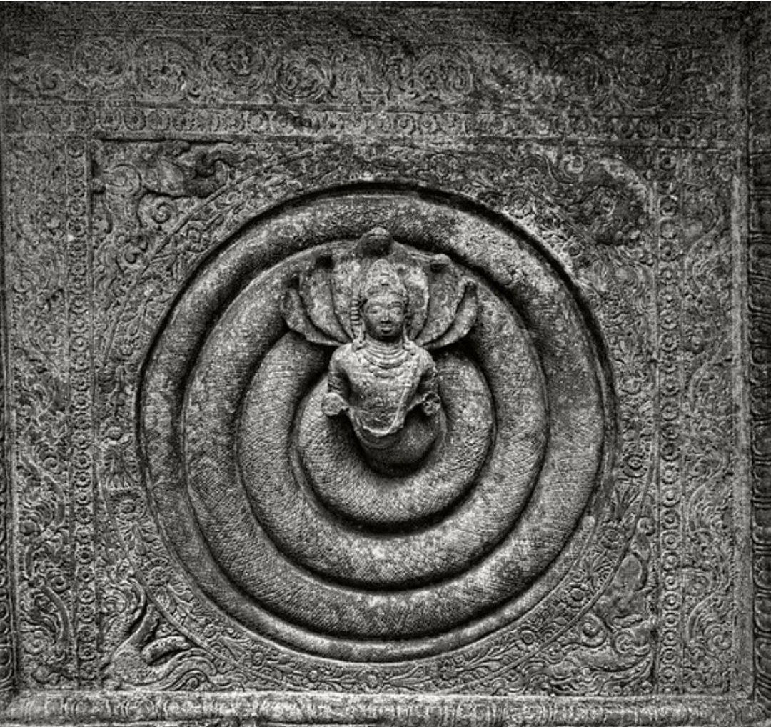AncientGreats's tweet photo. Could you believe that this is 1500 yrs old? 

Stone carved Ceiling at Badami Cave Temples, Karnataka, built in 574 AD. 

Hail our Ancestors 🙏

#AncientAliens #Indianheritage #Karnatakatourism @KarnatakaWorld 
@Visit_Karnataka #architecture #Travel https://t.co/c8YHMMJbQo
