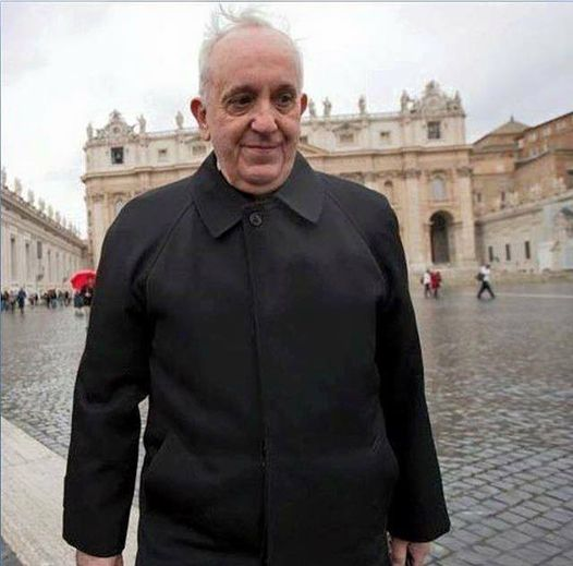 TucciTuccio's tweet photo. Papa Francesco vestito come semplice prete, è uscito di nascosto durante la notte per visitare e confortare i senzatetto di Roma aiutando le squadre di aiuto della Santa sede nella distribuzione di cibo, abbigliamento e fondi di sostegno. https://t.co/BJ4beTShz9