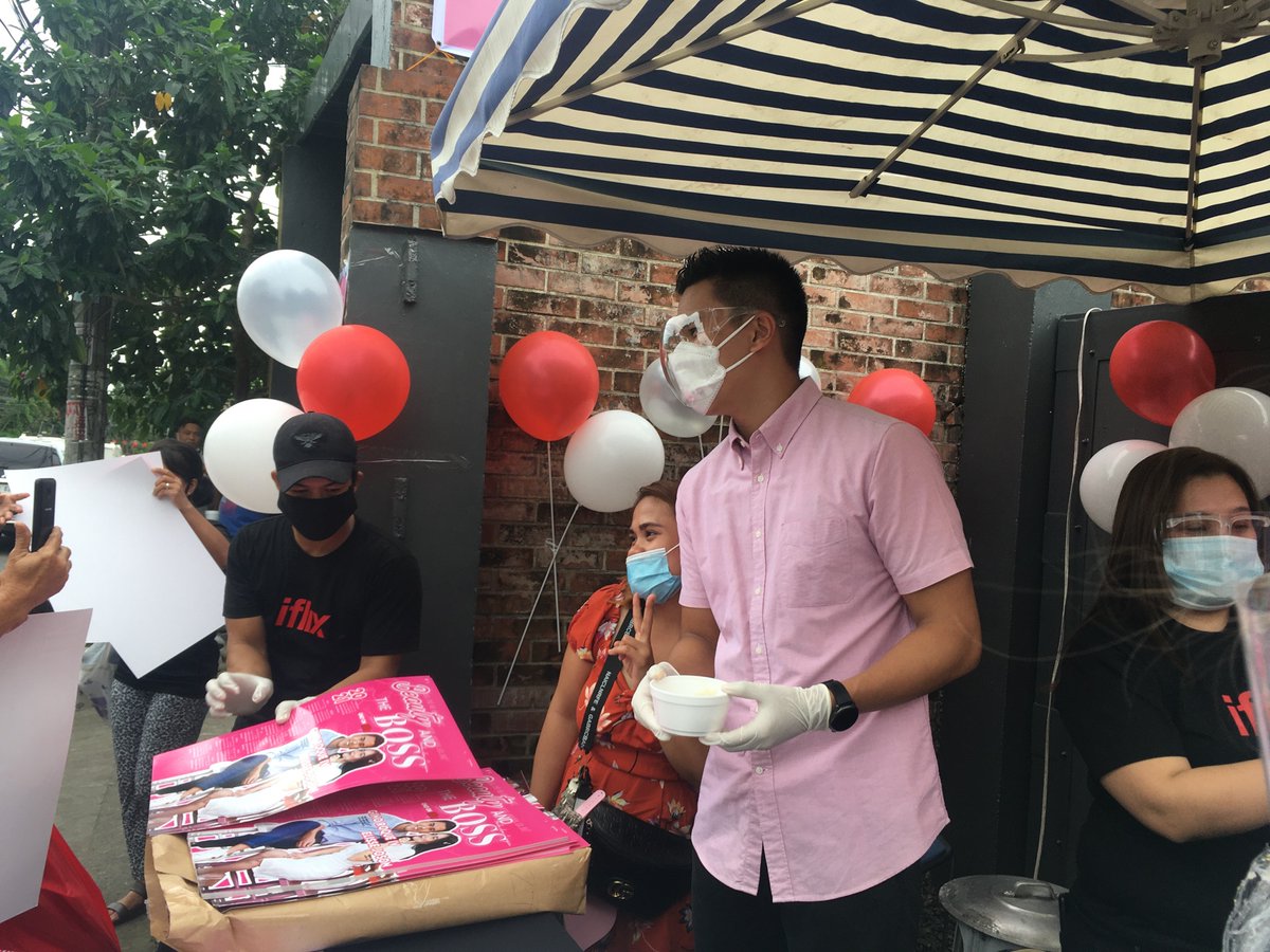 GinoRoqueArmy's tweet photo. Gift giving by the pogi in pink @iamginoroqueiv 

#GinoRoque https://t.co/6nRcUbFrqK