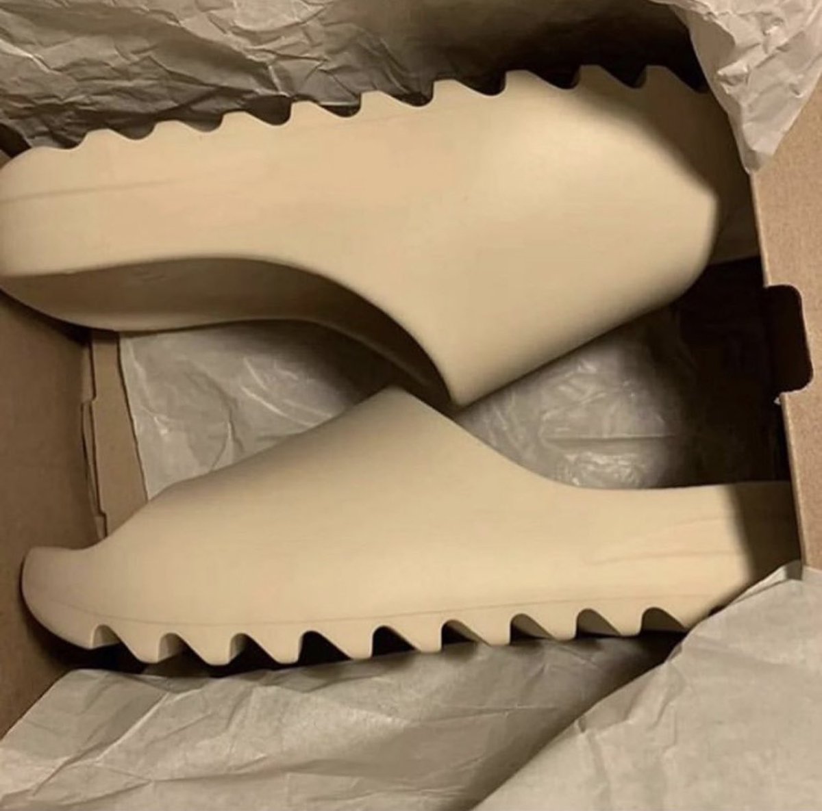 footactionplug's tweet image. YEEZY SLIDES IN STOCK PLEASE BE CASHAPP READY FOR PURCHASE TODAY ALL SIZES AVAILABLE 150$