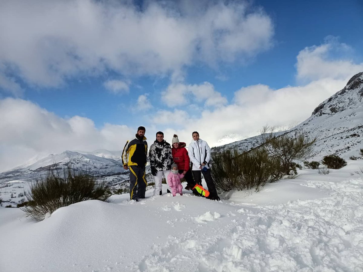 Viajar es disfrutar es vivir cada día como si fuera el último #vacaciones #pozolaslomas #chozo #senderos #piedrasluengas #rutalospantanos #nieve #montañapalentina #paraiso #paisaje 🗻🏞️🏔️⛰️🌨️❄️