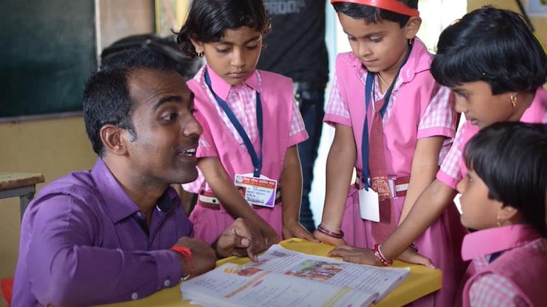 _Khushi1_'s tweet photo. A government school teacher from paritewadi, Maharashtra won one million USD global teacher prize 2020.
He decided to share half of his winnings prize with his fellow finalists. https://t.co/u8F1TPzVKz