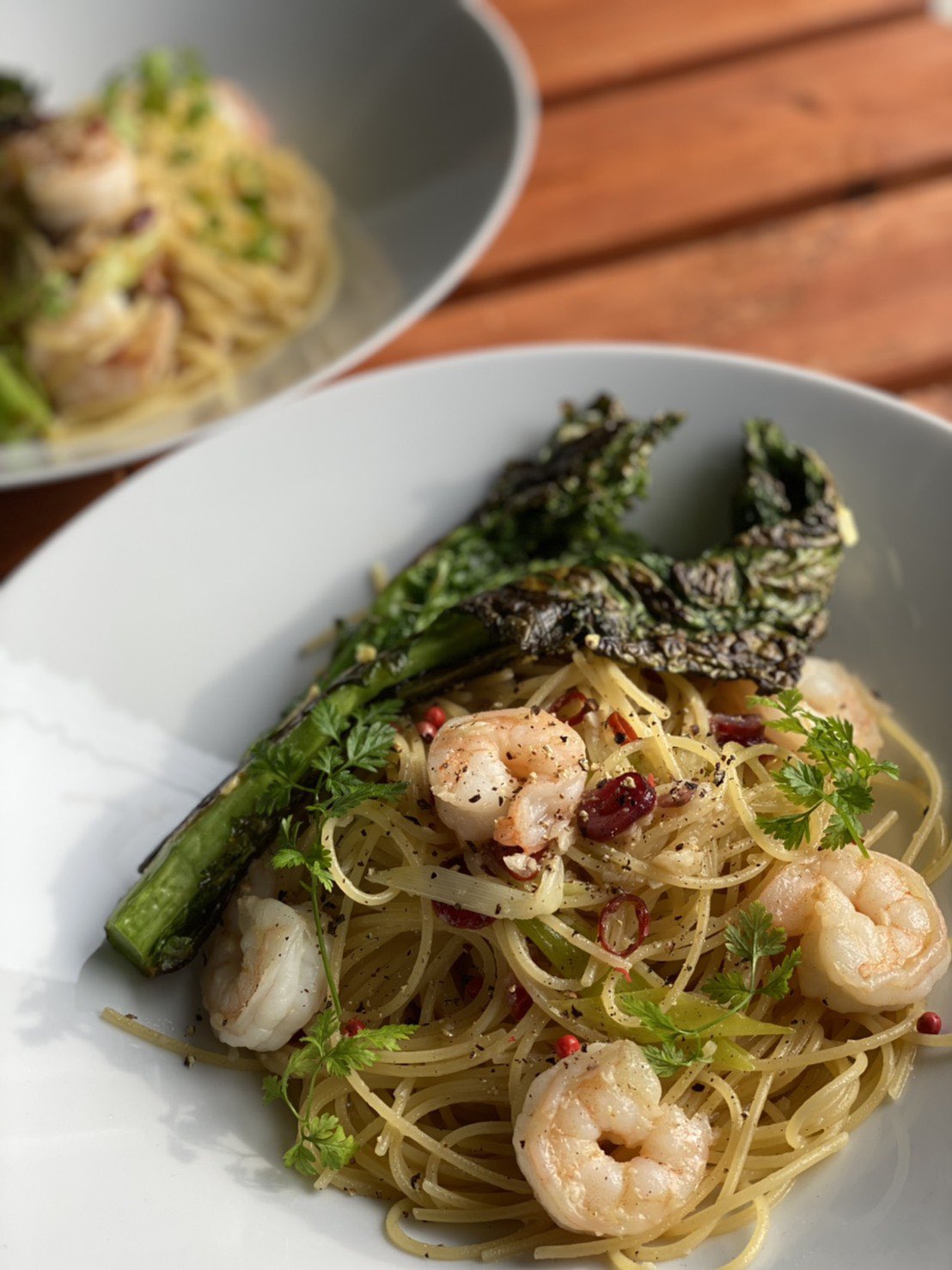 アクアとつお 房総の春に相応しい一皿 菜の花と小エビのアンチョビ ペペロンチーノ 茹でずに焼き付けてトリュフ塩とパルミジャーノチーズでパリッと菜の花を焼いてみた ほろ苦く香ばしい菜の花がペペロンチーノによく合う 館山 イタリアン 南房総