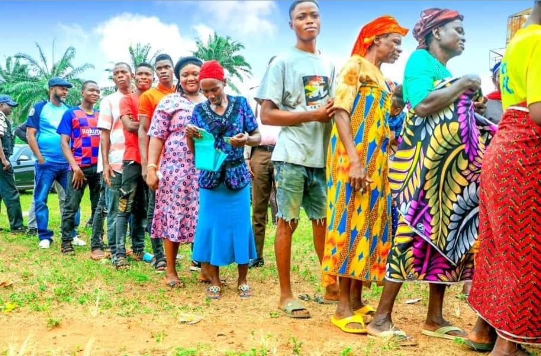 okezie_moses's tweet photo. Leadership by example. #GovYahayaBello's Deputy, @ed_onoja (2nd to last), exemplifying #KogiNewDirection as H.E queues to vote in yesterday's #KogiLGPolls2020. Little stuff like this are as important as the big ones in understanding the growing bond bw @LugardHouse & Kogi people. https://t.co/RgmoUrx7zM