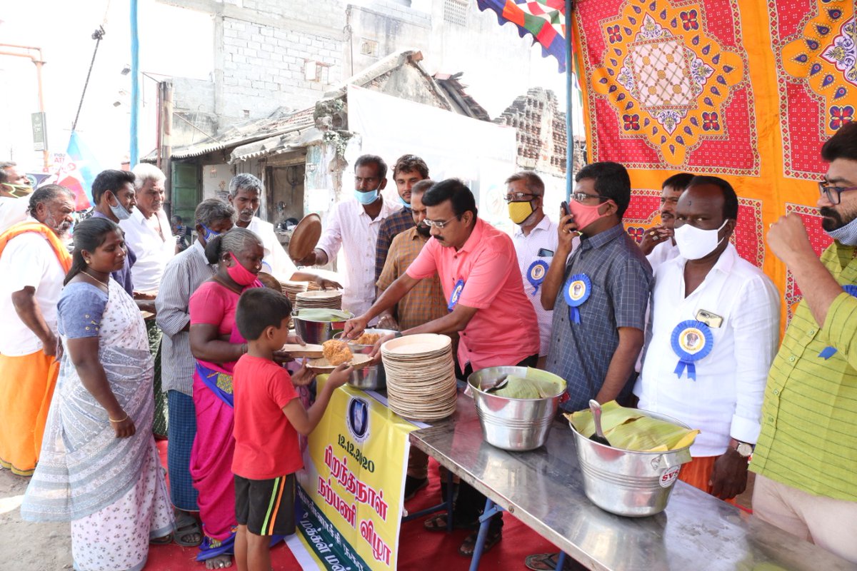 RmmPollachi's tweet photo. கோவை மாவட்டம் பொள்ளாச்சி நகர RMM சார்பாக மக்கள் தலைவரின் 70 வது பிறந்தநாள் விழா விமரிசையாக கொண்டாடப்பட்டது.

நற்பணிகளின் தொடர்ச்சியாக தேர் நிலையம் பகுதியில் வாழும் மக்களுக்கு அன்னதானம் வழங்கப்பட்டது.
@rajinikanth @RIAZtheboss
@mayavarathaan

#HappyBirthdayRajinikanth https://t.co/jcEldo60pc