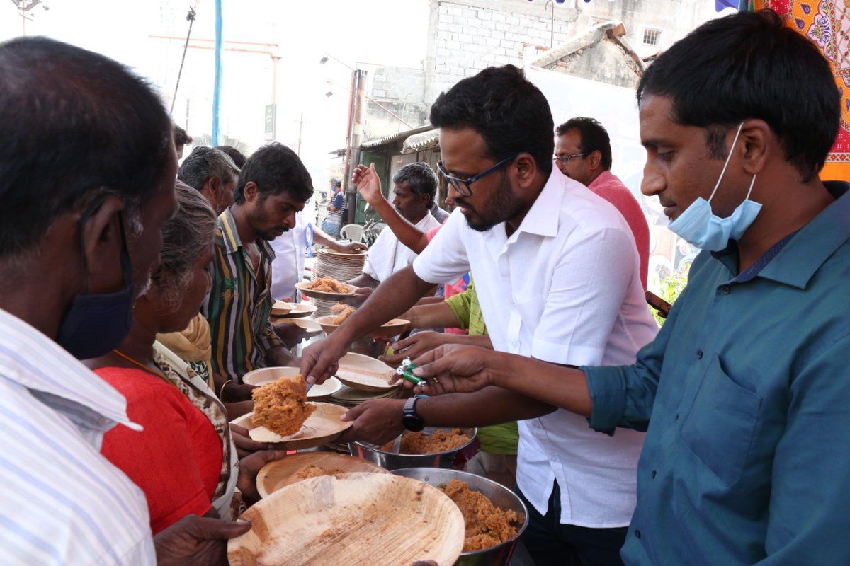 RmmPollachi's tweet photo. கோவை மாவட்டம் பொள்ளாச்சி நகர RMM சார்பாக மக்கள் தலைவரின் 70 வது பிறந்தநாள் விழா விமரிசையாக கொண்டாடப்பட்டது.

நற்பணிகளின் தொடர்ச்சியாக தேர் நிலையம் பகுதியில் வாழும் மக்களுக்கு அன்னதானம் வழங்கப்பட்டது.
@rajinikanth @RIAZtheboss
@mayavarathaan

#HappyBirthdayRajinikanth https://t.co/jcEldo60pc