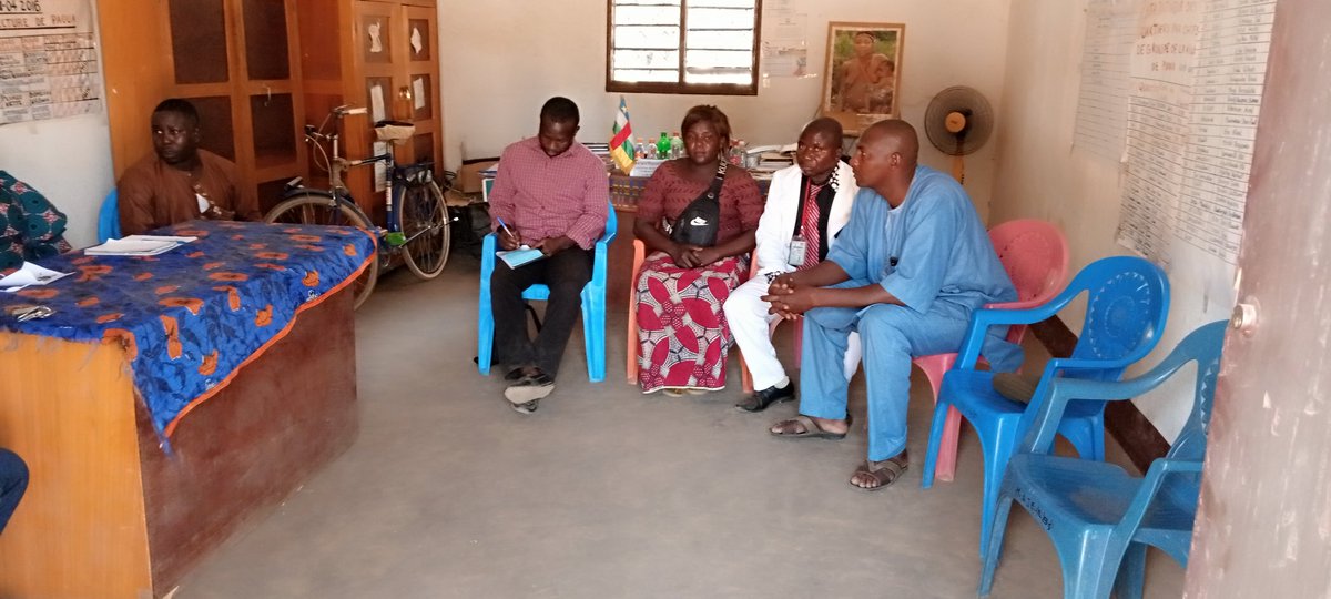 Paoua dans la préfecture de Lim-pendé à la maison des jeunes en réunion stratégique avec le conseil des jeunes pour le déploiement des agents sensibilisateurs pour une élection apaisé avec les jeunes. la Paix est notre affaire.