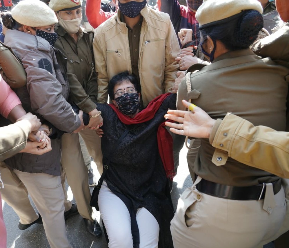 aadirungta's tweet photo. These visuals are disturbing. How can the police do this?

If the people's elected representative cannot raise questions on behalf of the aam aadmi, who can?

This is not democracy.

#Corruption in MCD.

@AtishiAAP @raghav_chadha https://t.co/xQYdsN73dx