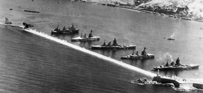 En juillet 40, la flotte française est dispersée. A Toulon, aux Antilles, à Dakar, en Angleterre ou à Alexandrie et à Mers El Kébir, en Algérie française, près d’Oran. 4e flotte du monde après celles des USA, des Japonais et des Anglais, elle est intacte.