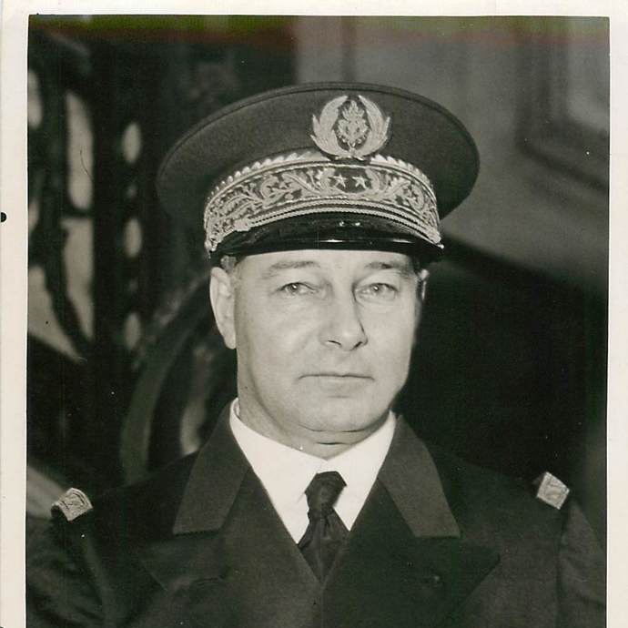 C’est l’Amiral Gensoul, commandant de l’escadre de l’Atlantique, qui est en charge de la Flotte à Mers El Kébir, et qui sera l’un des protagonistes de la tragédie. Cette flotte avait été disposée le 27 avril 1940 en Méditerranée pour barrer la route à la Marine italienne.