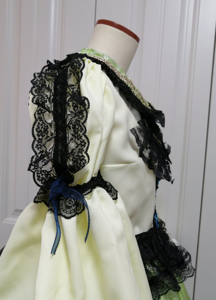 サイズ  
バスト~92
スカート丈 48センチ
ウエストはスカートがゴムですのでフリーサイズとなります。
スカートは薔薇柄のジャガード生地、リボンタイや腰リボンはレース素材となります。

トップスはスナップにて着脱可能です。部分写真も載せさせていただきます☺️ご質問等お気軽にお願いいたします✨