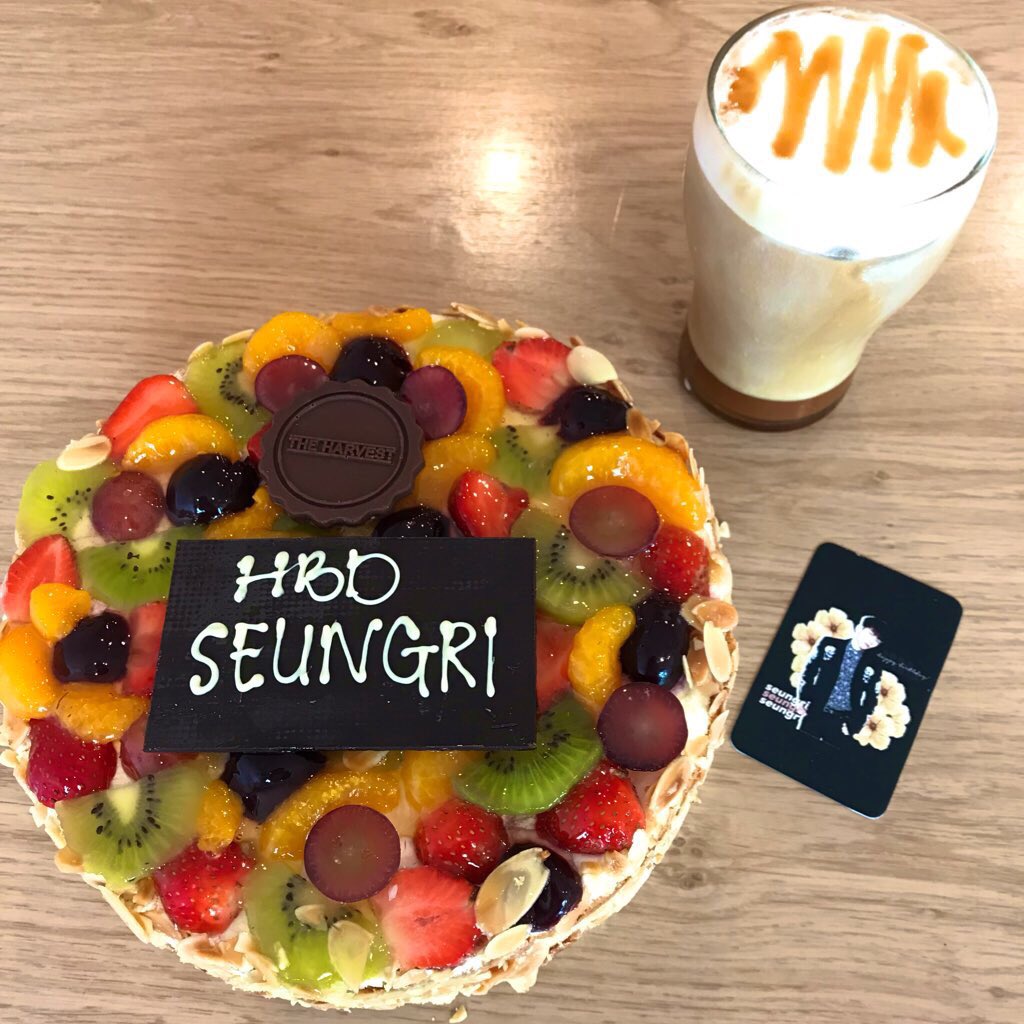 VipSurabaya's tweet photo. AYO AREK SUROBOYO ORDER DI GRABFOOD/GOFOOD CAFE JALAN KOREA BUAT DAPETIN CUP SLEEVE DAN MERCH INI.
CEPAT KEBURU ABIS. OKE! 🖤 https://t.co/iUfadzbVQD