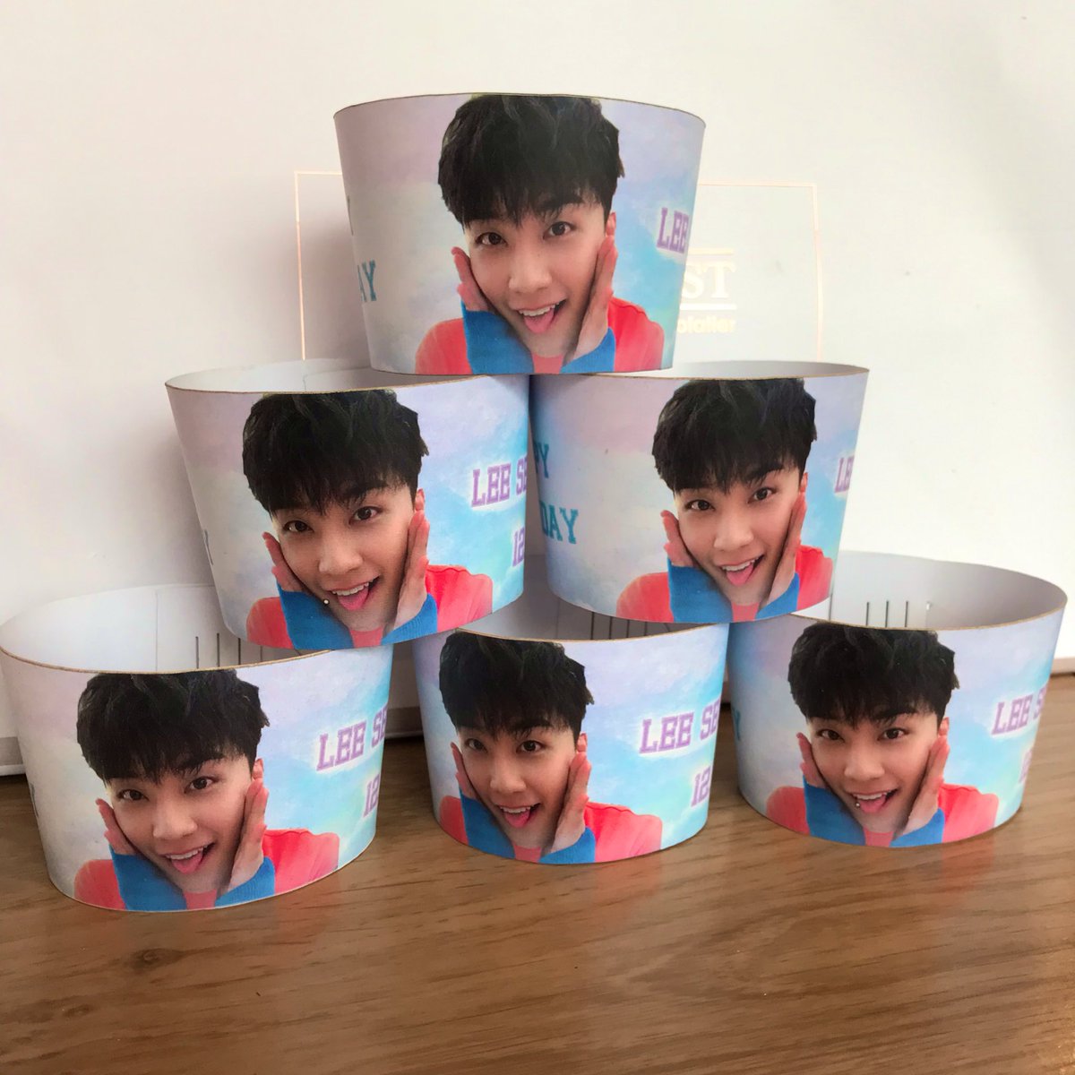VipSurabaya's tweet photo. AYO AREK SUROBOYO ORDER DI GRABFOOD/GOFOOD CAFE JALAN KOREA BUAT DAPETIN CUP SLEEVE DAN MERCH INI.
CEPAT KEBURU ABIS. OKE! 🖤 https://t.co/iUfadzbVQD