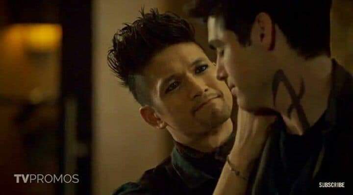 Angel_elo_love's tweet photo. Ce geste est tellement simple
Mais il signifie beaucoup🫂
Cela redonne de la chaleur 🔥dans le cœur❤
#Malec sera toujours dans mon cœur💙
Cette histoire nous demontre un amour véritable💘
#Shadowhunters ➰
#SaveShadowhunters ➰
Avec une super famille #shadowfan https://t.co/15uMcqvYl2