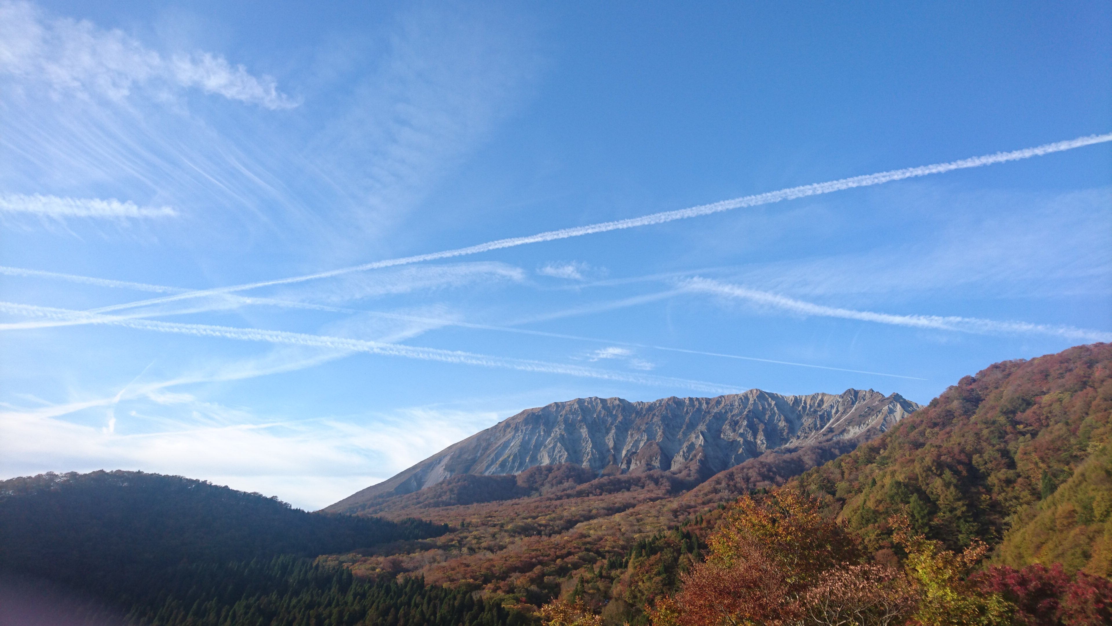 Izumo Communication Four Seasons 過去写真 19年11月 秋の大山 表から見ると富士山のように優雅な姿 鍵掛峠から見る裏側は厳しい姿 大山 紅葉 鍵掛峠 T Co Ytuwbjq7xt Twitter