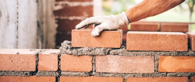 Стройка из кирпича. Кирпичная кладка окна. Почему в кирпичном доме. Кирпич строительный пустотелый. Высолы на кирпиче.