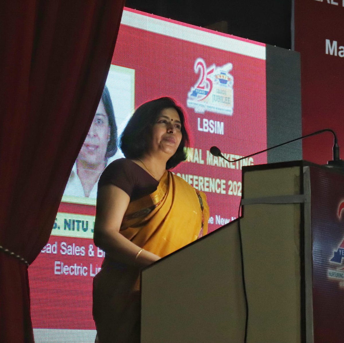 LBSIMOnline's tweet photo. The session started with the introduction of Dr. Sushil Kumar Dixit, Dr. @samantsp and Expert panel head Mr. Sidharth Balakrishna, principal consultant BOD and #cKinetics. Dr Sanjeewani Sehgal’s #researchpaper won the first prize. 

#harishbijnor #LBSIM #marketing #conference https://t.co/WTJn7FnwkH