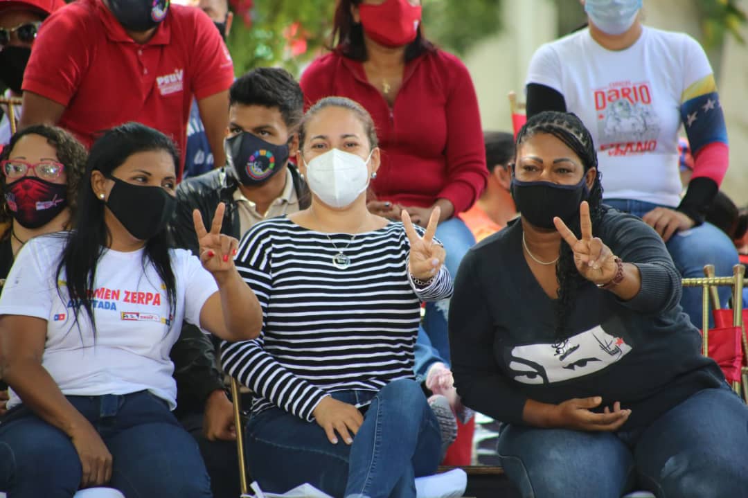 FFM_CcsCaribe's tweet photo. #Dic12 El #FFMCaracasCaribe dijo presente y Celebramos en la Plaza Bolivar de Caracas #VictoriaPerfecta6D al lado de nuestras #DiputadasYDiputadosDeLaPatria
@nicolasmaduro
@dcabellor
@taniapsuv
@erikafariasccs @Lachinapsuv
@JoseReyesPsuv
@pinfantea
@jorgemarquezrondon https://t.co/C1eAsVB3aI
