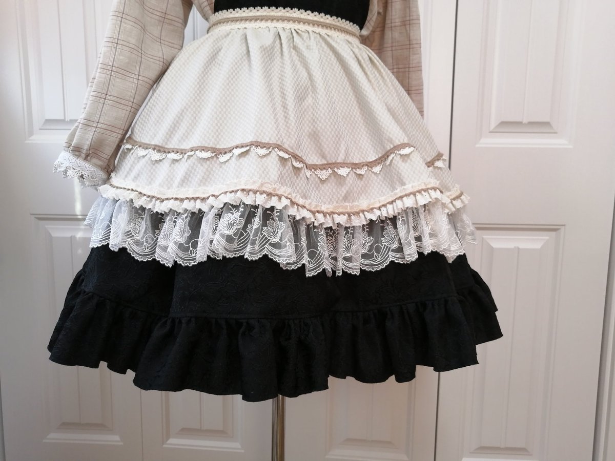 ジャガード素材で作ったワンピースに、ドルマン袖のゆったりブラウス…
全体的に生成り、茶色メインで装飾した魔理沙ちゃん衣装かわいい☺️💞💞