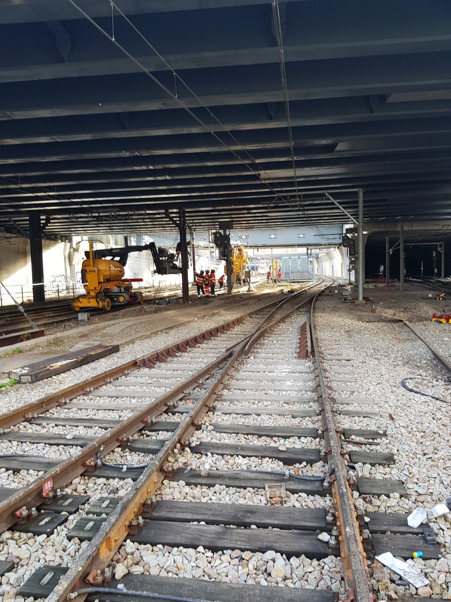 Nabil_Elhani's tweet photo. On continu la repose de la caténaire et le remplacement des câbles signalisation suite à la chute de la poutre T5B sur nos emprises sur #ATM, on fait tout pour restituer rapidement afin de reprendre les circulations #SNCFRESEAU #UPTx #IPSO https://t.co/G7kUXe2t28
