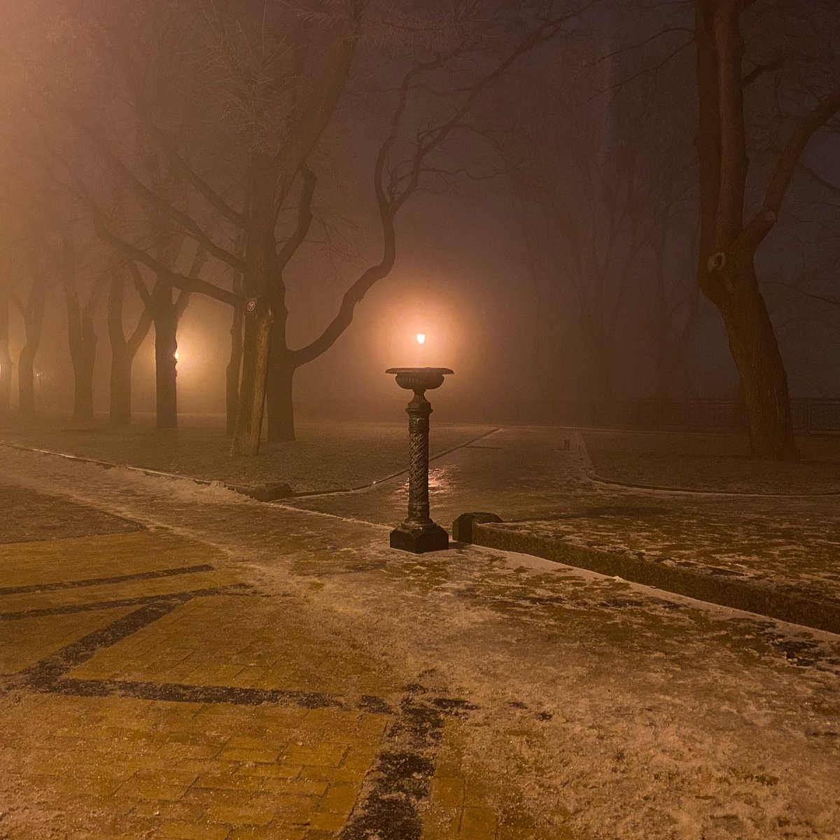 oleksandr_now's tweet photo. to see a magic lantern appear, one has to wait until the darkest hour first // 04:00 #kyiv #kyivnight #fog #nightflow #nofilter https://t.co/IDqRQIDrbY