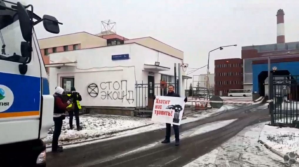 Николай Ляскин перекрыл въезд на мусоросжигательный завод в Некрасовке: сейчас туда не может проехать грузовик с мусором. Фото: <a href="/sotavision/">SOTA резерв</a>.