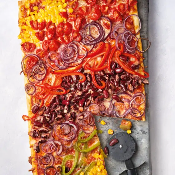 Hoe leuk is deze regenboogpizza? Echt een feestje! Bekijk het recept hier: bit.ly/39G4Hui