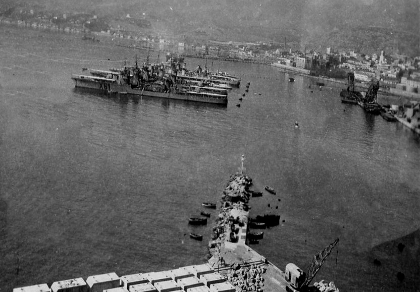 A peine avait-il envoyé ces ordres, qu'un avion de reconnaissance signala que les cuirassés français venaient à peine d'allumer les feux et qu'ils ne pourraient pas appareiller avant plusieurs heures. Somerville, décida de retarder jusqu'à 14 heures l'ordre d'ouverture du feu.